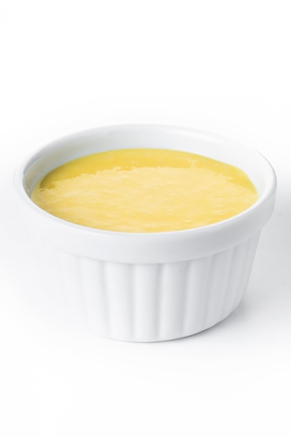 Natillas de vainilla caseras aisladas sobre fondo blanco