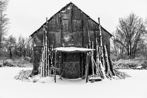 Native American Long House cubierto de nieve en el invierno