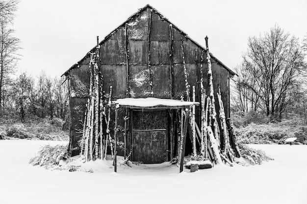 Native American Long House cubierto de nieve en el invierno
