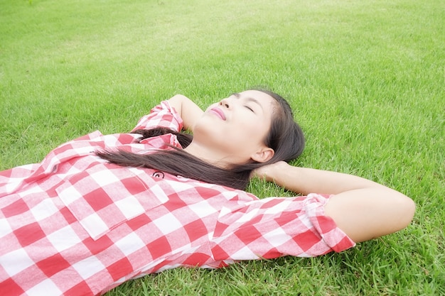 Naturaleza despreocupado mujeres hermosa hierba hembra