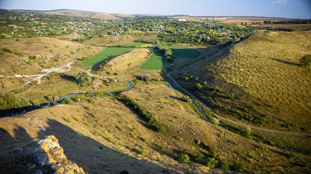 Naturaleza de Moldavia, valle con río que fluye, laderas con escasa vegetación