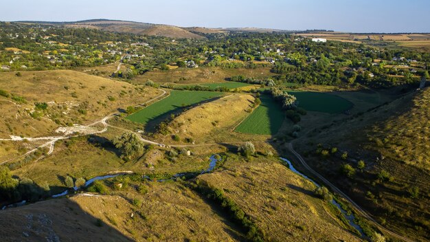 Naturaleza de Moldavia, valle con río que fluye, laderas con escasa vegetación