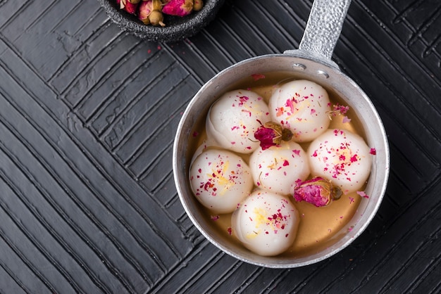 Foto gratuita naturaleza muerta arreglo dulce tang yuan