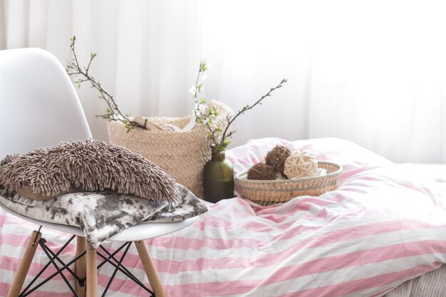 Naturaleza muerta con detalles de decoración del hogar en un acogedor interior de la habitación. El concepto de ambiente hogareño