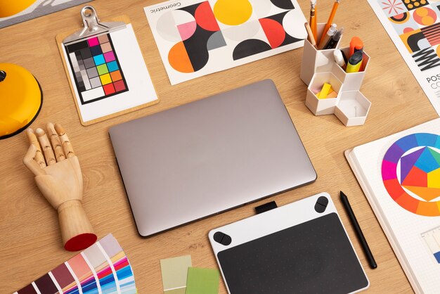 Naturaleza muerta de un estudio de diseño gráfico