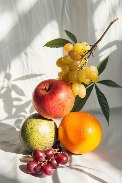 Naturaleza muerta de frutas en el mantel