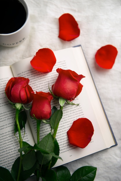 Foto gratuita naturaleza muerta de hermosas rosas rojas para la celebración de sant jordi