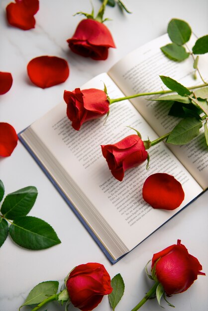 Naturaleza muerta de hermosas rosas rojas para la celebración de Sant Jordi