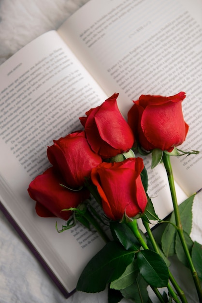 Foto gratuita naturaleza muerta de hermosas rosas rojas para la celebración de sant jordi