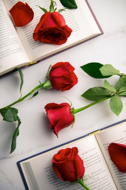 Foto gratuita naturaleza muerta de hermosas rosas rojas para la celebración de sant jordi