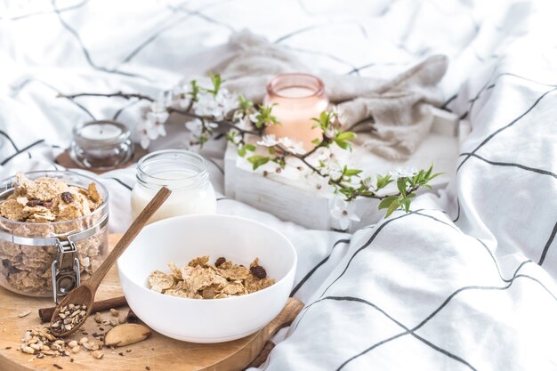 naturaleza muerta con un hermoso desayuno saludable en la cama