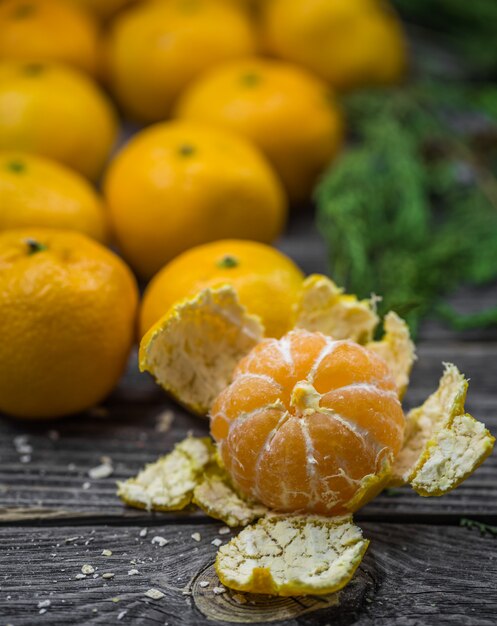 naturaleza muerta con mandarinas y abeto en madera