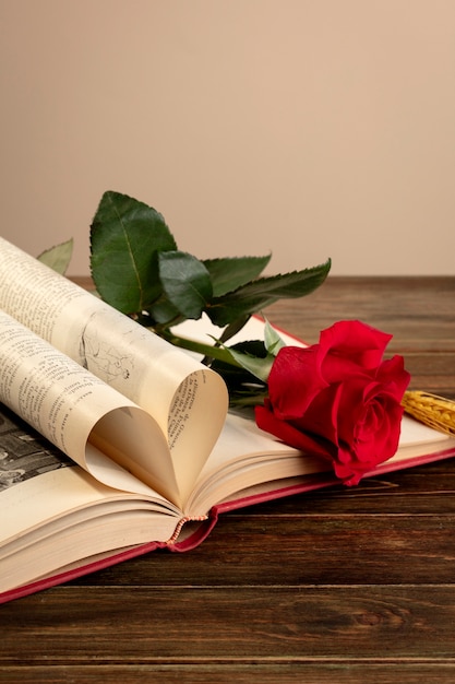 Naturaleza muerta de Sant Jordi para el día de los libros y las rosas
