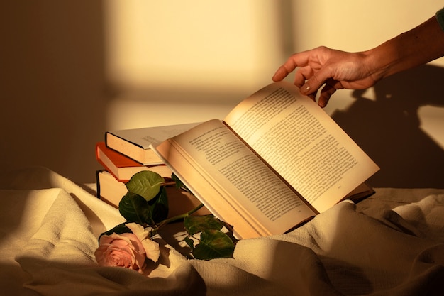 Naturaleza muerta de Sant Jordi para el día de los libros y las rosas