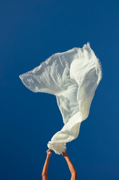 Naturaleza muerta de tela ondeando en el aire