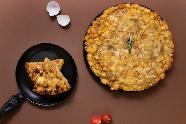 Foto gratuita naturaleza muerta de la tortilla española