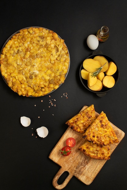 Foto gratuita naturaleza muerta de la tortilla española