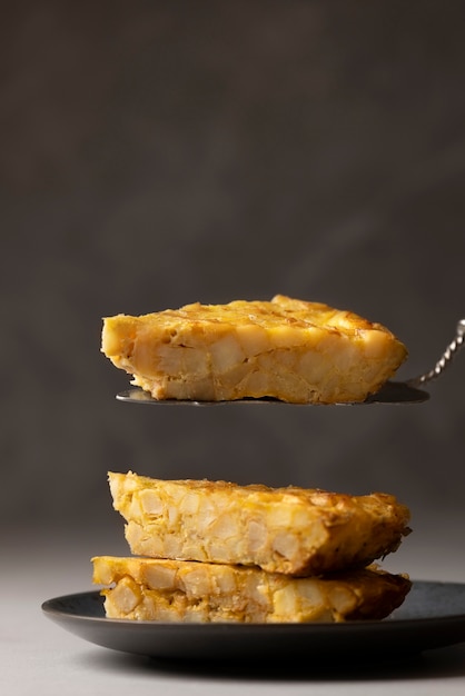 Foto gratuita naturaleza muerta de la tortilla española