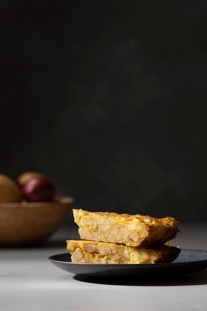 Foto gratuita naturaleza muerta de la tortilla española