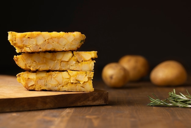 Foto gratuita naturaleza muerta de la tortilla española