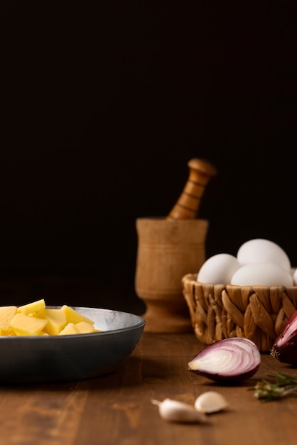 Foto gratuita naturaleza muerta de la tortilla española