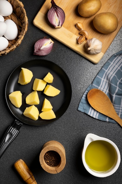 Foto gratuita naturaleza muerta de la tortilla española