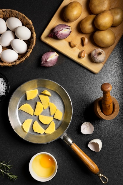 Foto gratuita naturaleza muerta de la tortilla española