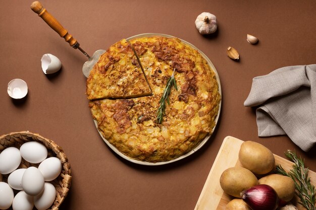 Foto gratuita naturaleza muerta de la tortilla española