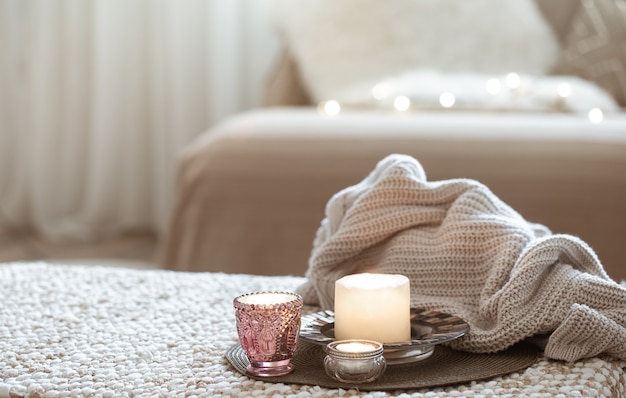 Naturaleza muerta con velas sobre la mesa del salón.