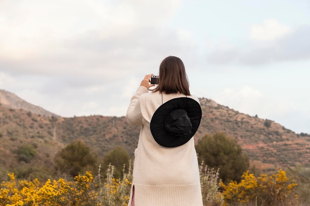 Naturaleza de la pasión por los viajes con hermosa mujer viajera