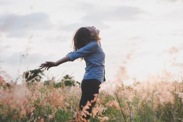 Naturaleza persona niña felicidad al aire libre