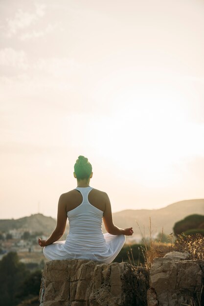 Naturaleza, puesta de sol y meditación