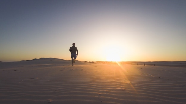 la naturaleza silueta del hombre al aire libre de la costa