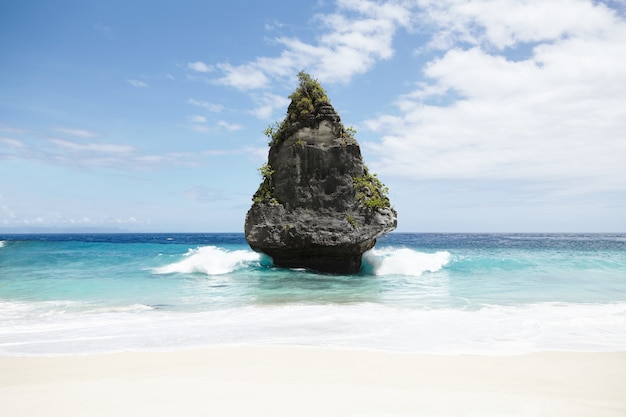 Naturaleza, turismo, viajes, aventura, paraíso y paisaje marino. Vista panorámica de la isla rocosa aislada con árboles tropicales verdes en medio del océano. Lugar remoto hermoso y tranquilo, ideal para viajeros.