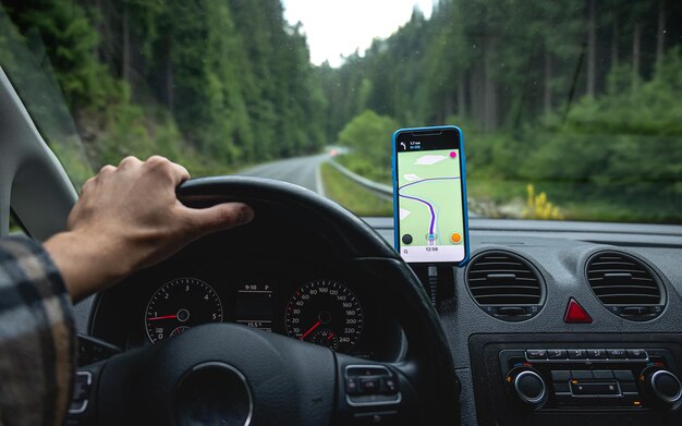 Navegador en el coche en la carretera en un primer plano de la zona forestal