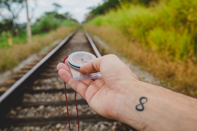 Foto gratuita navegando con brújula en vías de tren