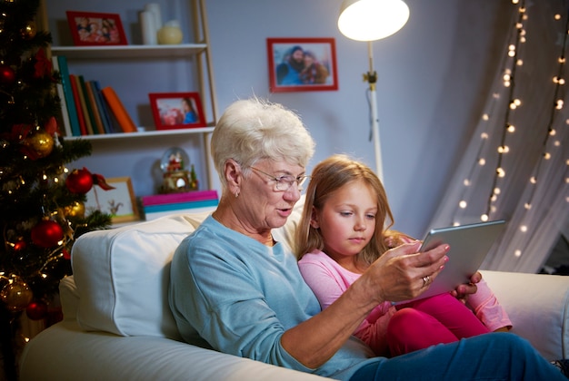 Navidad con abuela y tecnología.