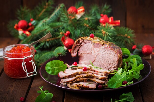 Navidad al horno jamón y caviar rojo, servido en la vieja mesa de madera.