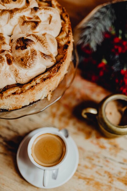 Navidad en un café con café y pastel.