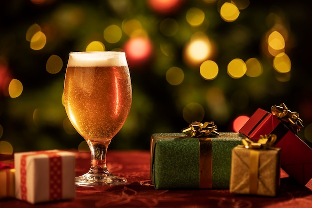 Navidad cerveza y regalos bodegón