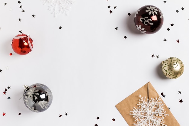 Navidad decoración composición tarjeta de felicitación sobre nevadas bolas brillo estrellas