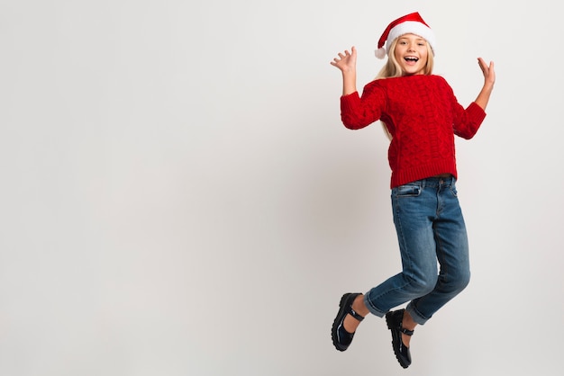 Navidad niña saltando copia espacio