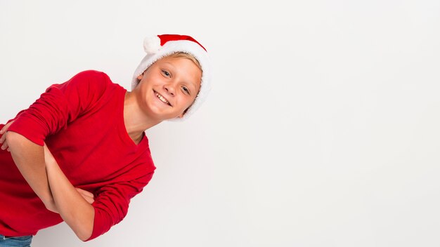 Navidad niño con brazos cruzados