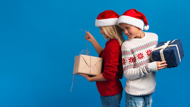 Navidad niños de pie de espaldas