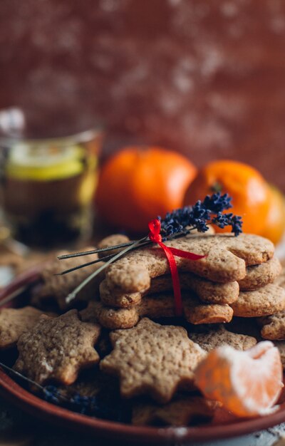 Navidad o galletas de pan de jengibre de año nuevo en un plato