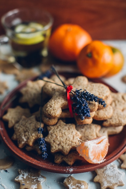 Navidad o galletas de pan de jengibre de año nuevo en un plato