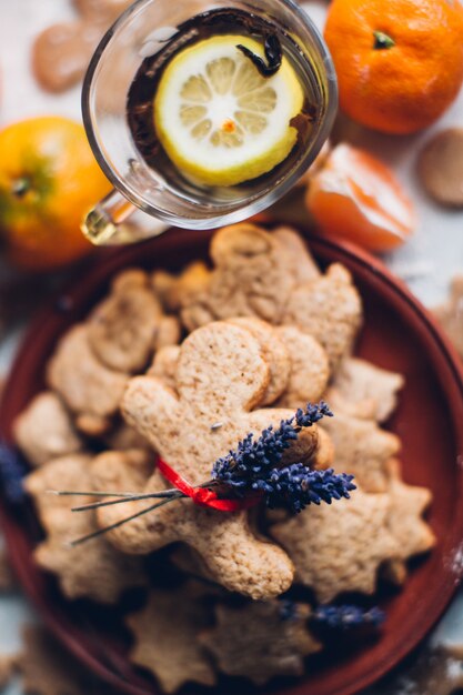 Navidad o galletas de pan de jengibre de año nuevo en un plato