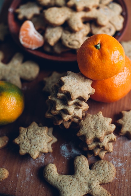 Navidad o galletas de pan de jengibre de año nuevo en un plato