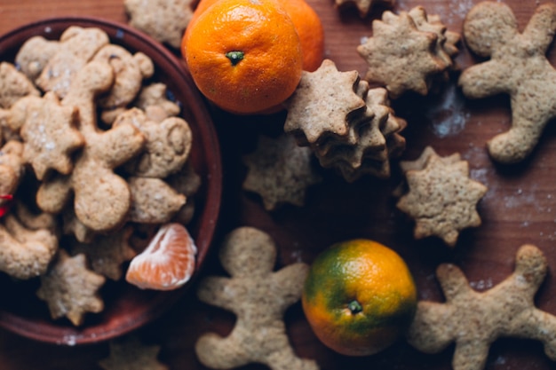 Navidad o galletas de pan de jengibre de año nuevo en un plato