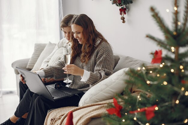 Navidad online. Celebración de Navidad año nuevo en cuarentena de coronavirus de encierro. Fiesta en línea. Madre con hijo.